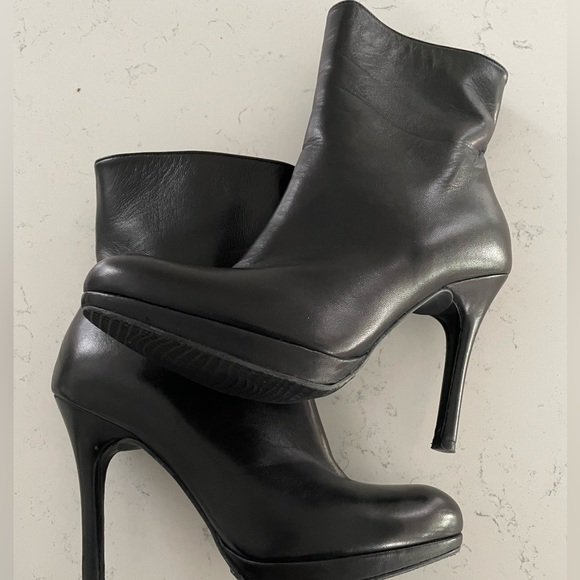 STUART WEITZMAN BOOTIE - Picture 2 of 4